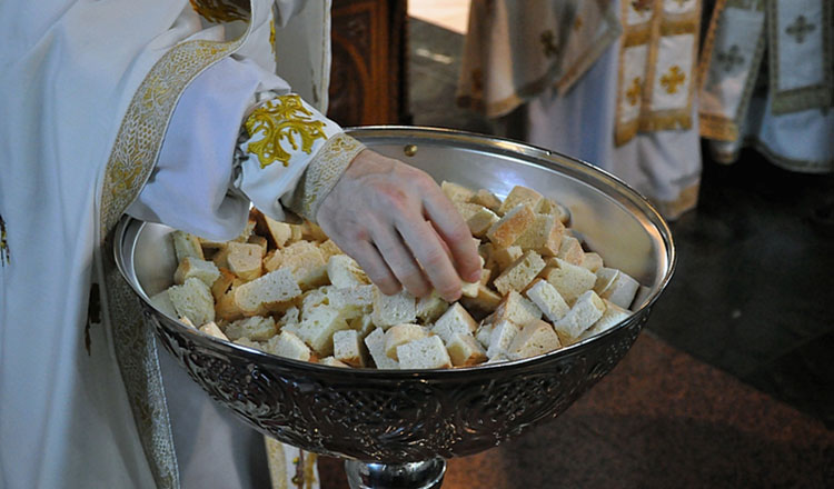 Cum se consumă, de fapt, anafura pe care o iei de la biserică în noaptea de Înviere? Regula pe care o încalcă mulţi