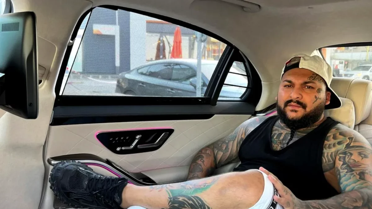 Imagine Stire Dani Mocanu, un personaj celebru în bazarele din Istanbul. Ce alte vedete din România mai au pozele puse în magazinele turcești. VIDEO | 2review.ro