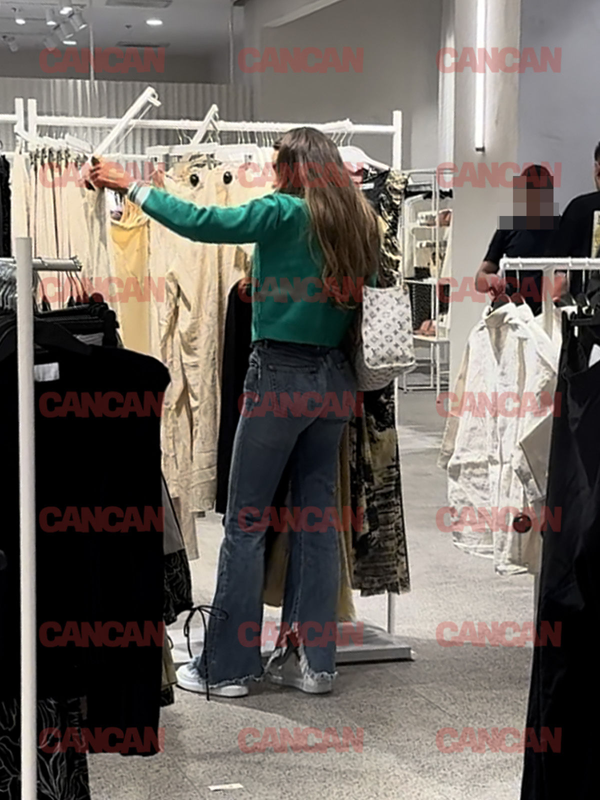 Bianca a umblat vreo două ore prin magazine Foto CANCAN.RO