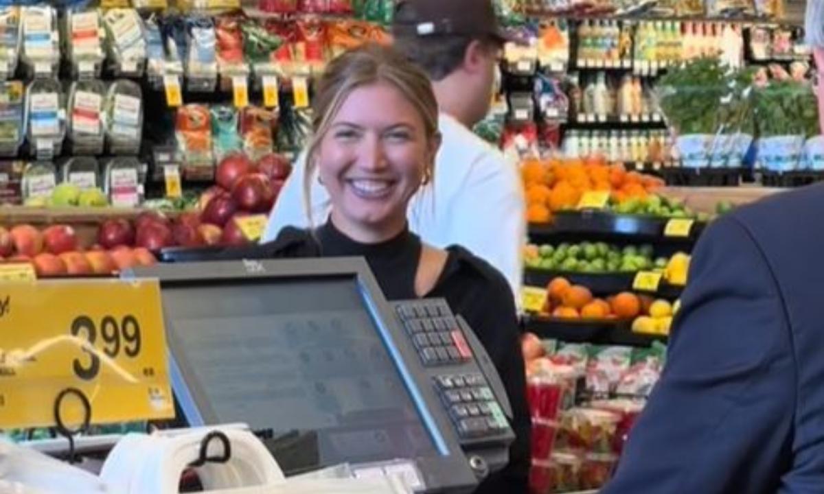 Tânăra din imagine şi-a luat un pachet de gume, dar a refuzat să achite la casele self pay. Motivul din spatele gestului bizar te poate pune pe gânduri