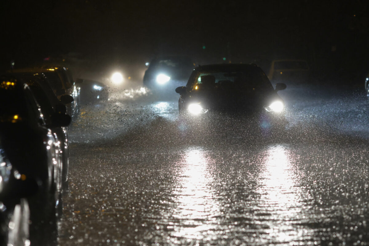 Dezastru în București după furtuna cu grindină! Au fost emise mesaje Ro-Alert și coduri roșii de vreme rea, iar zborurile au fost  deviate
