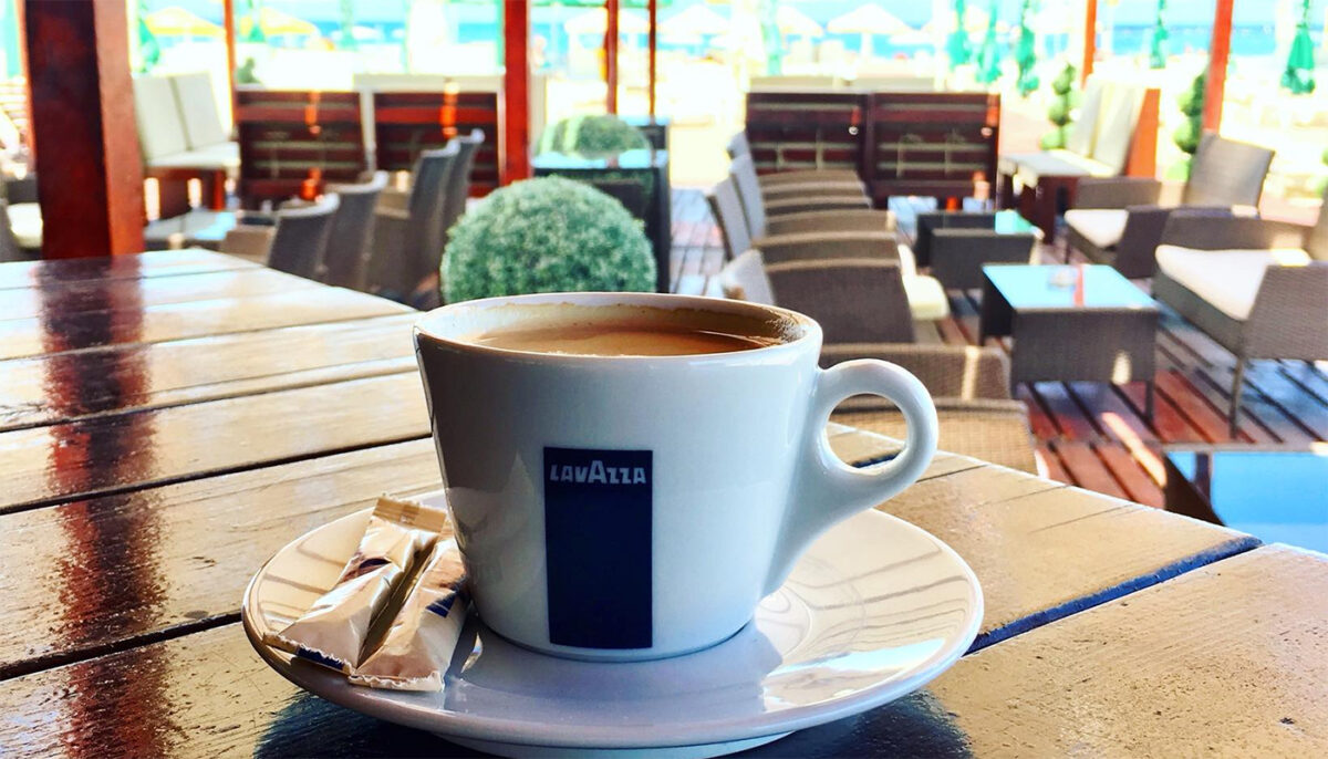Câți lei costă o cafea simplă, pe plajă în Mamaia. Cu ce preț se vinde o sticlă cu apă „la jumate”