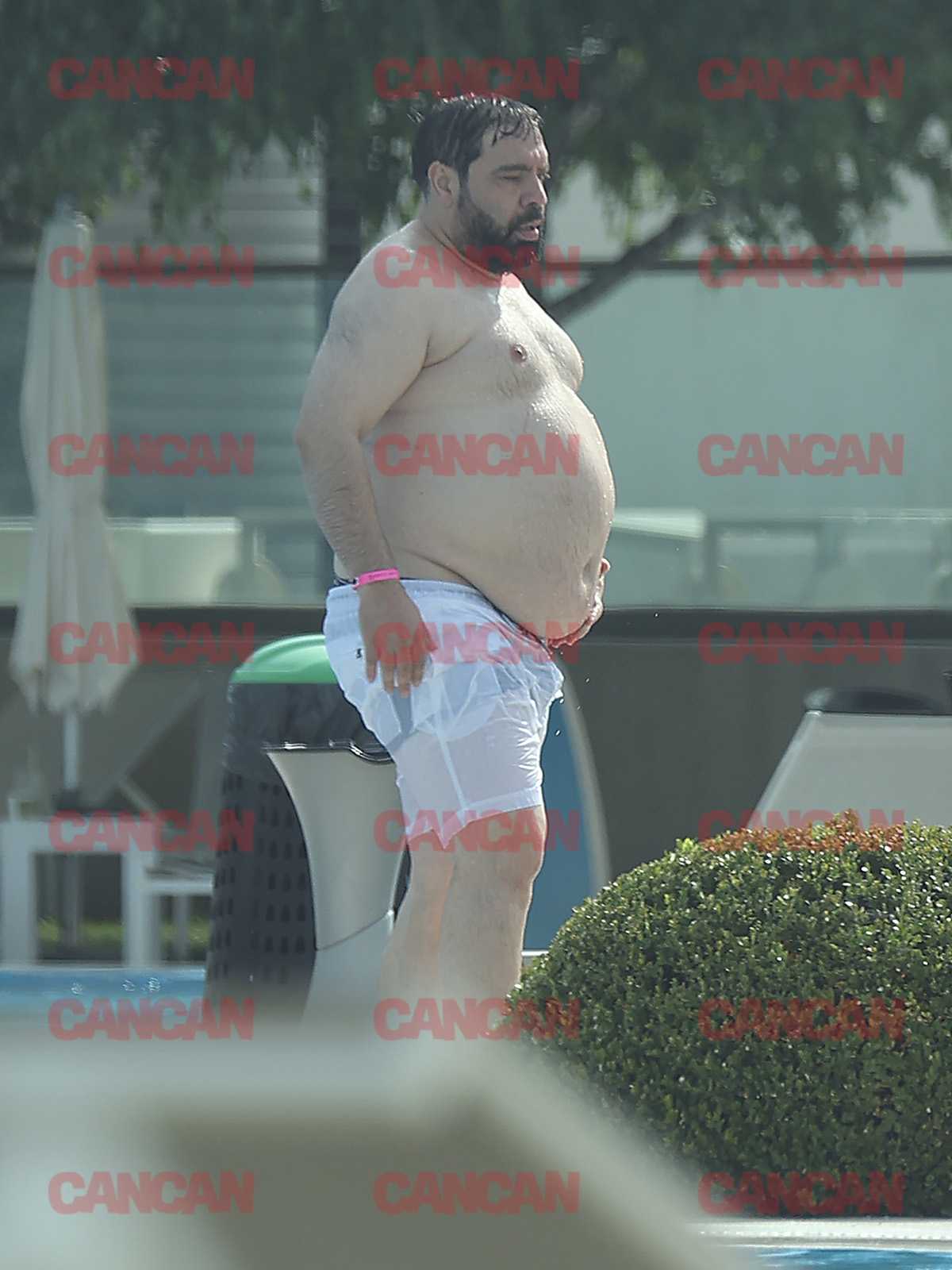 Florin Salam s-a plimbat pe marginea piscinei cu 