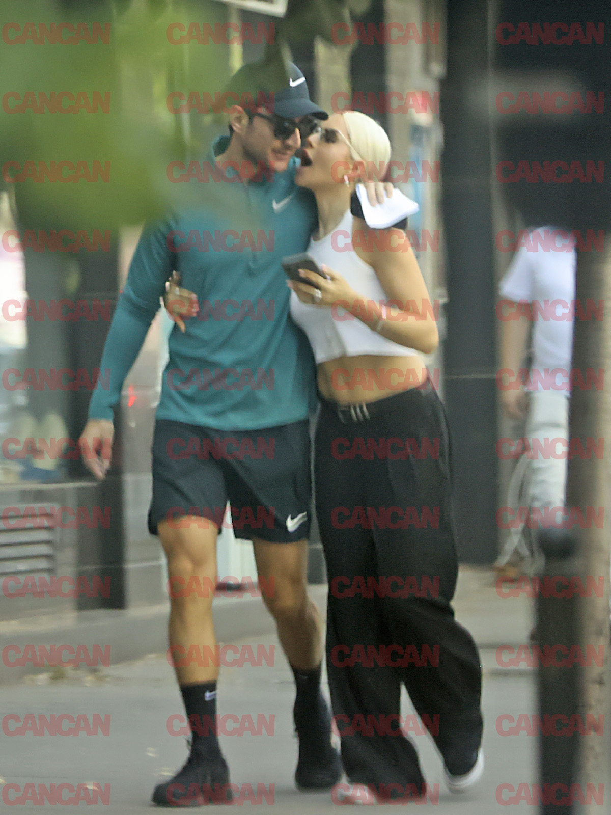 Carmen Grebenișan și iubitul nu s-au abținut să-și arate tandrețea în mijlocul străzii Foto CANCAN