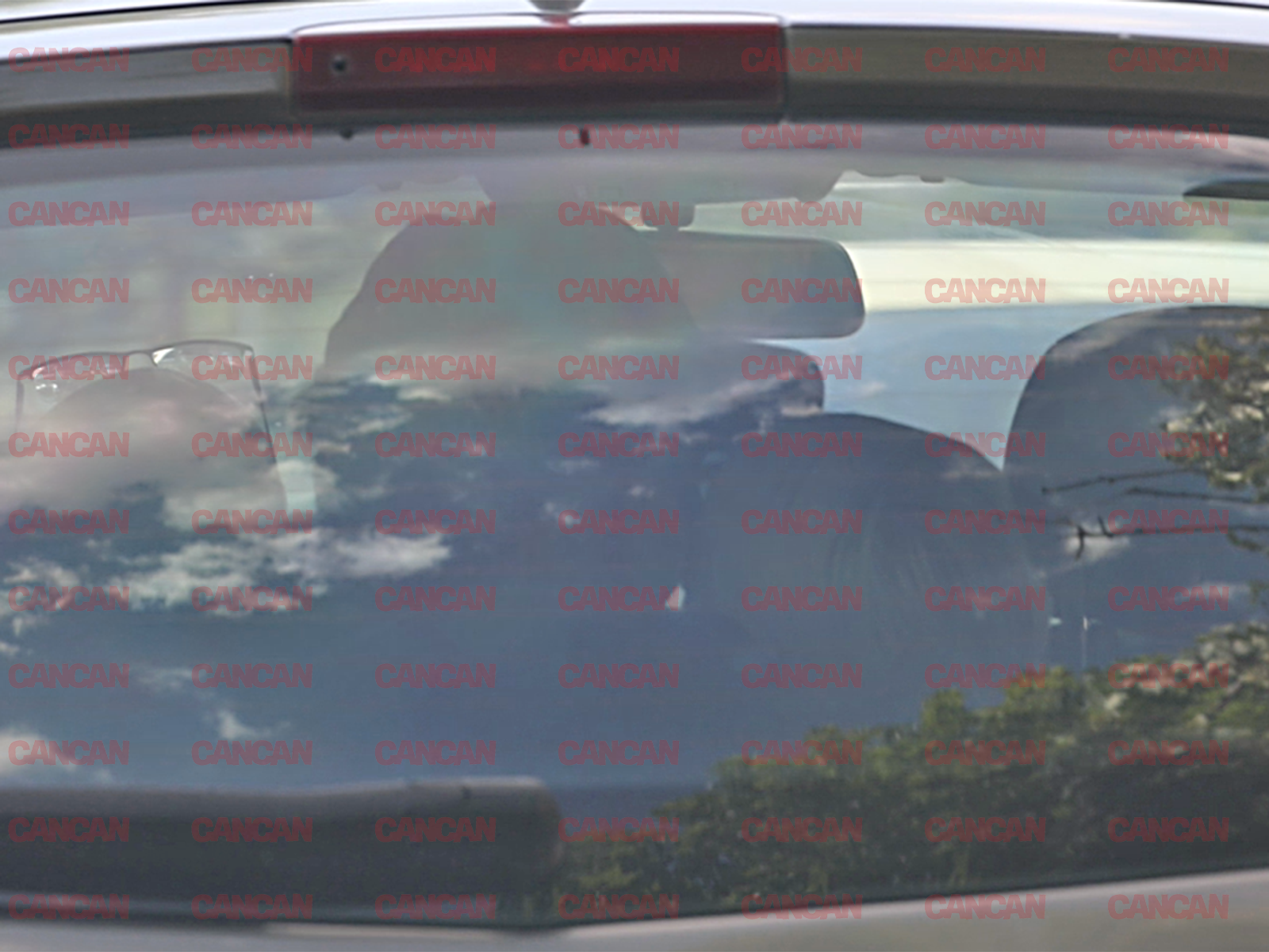 Carmen și iubitul se sărută în mașină Foto CANCAN.RO