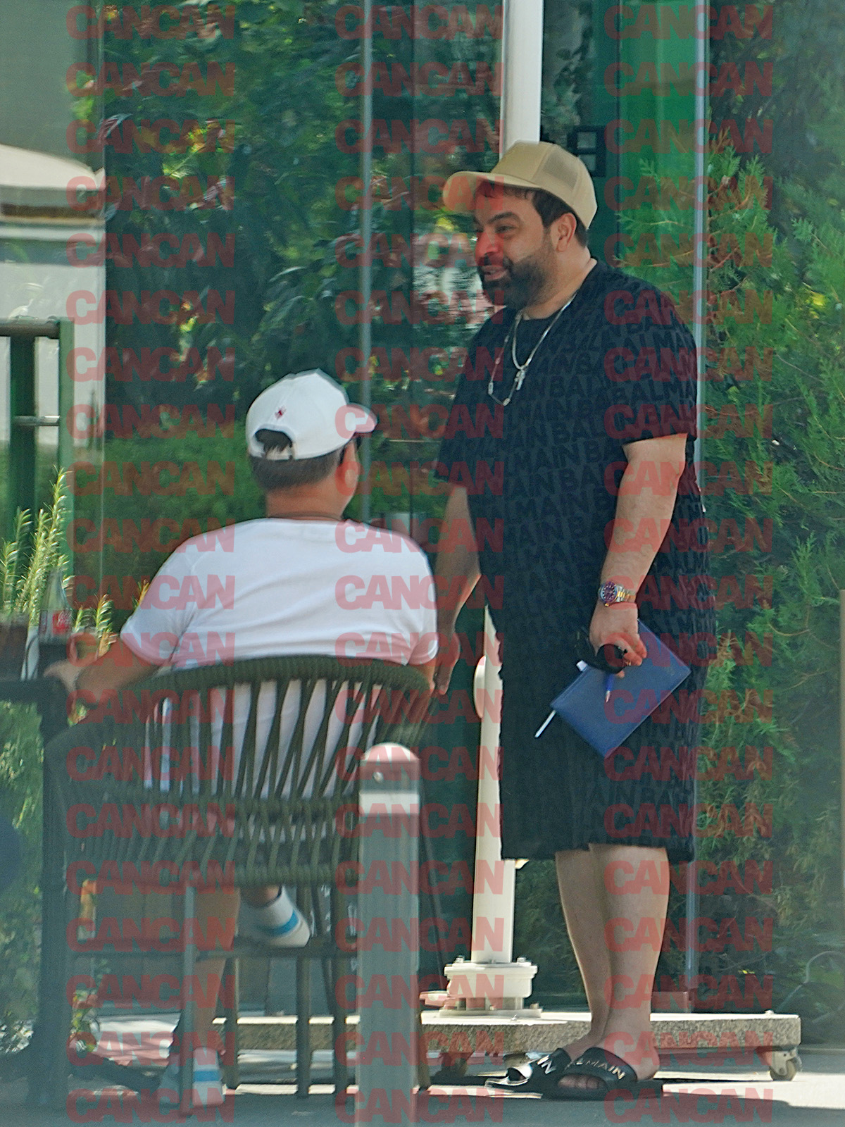 Florin Salam este organizat! A venit cu agenda la cafenea Foto CANCAN.RO