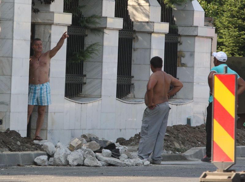 Imagine Stire Gigi Becali a renunțat la costumele din Londra și a devenit inginer de șantier. Imagini de colecție cu milionarul din Pipera la bustul gol | 2review.ro