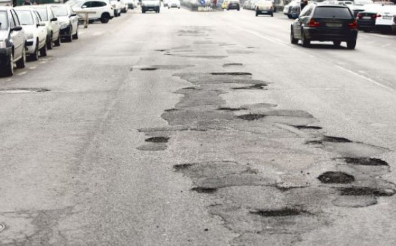 Toți șoferii trebuie să știe! Cum poți fi despăgubit și de către cine dacă ți-ai avariat mașina din cauza drumurilor