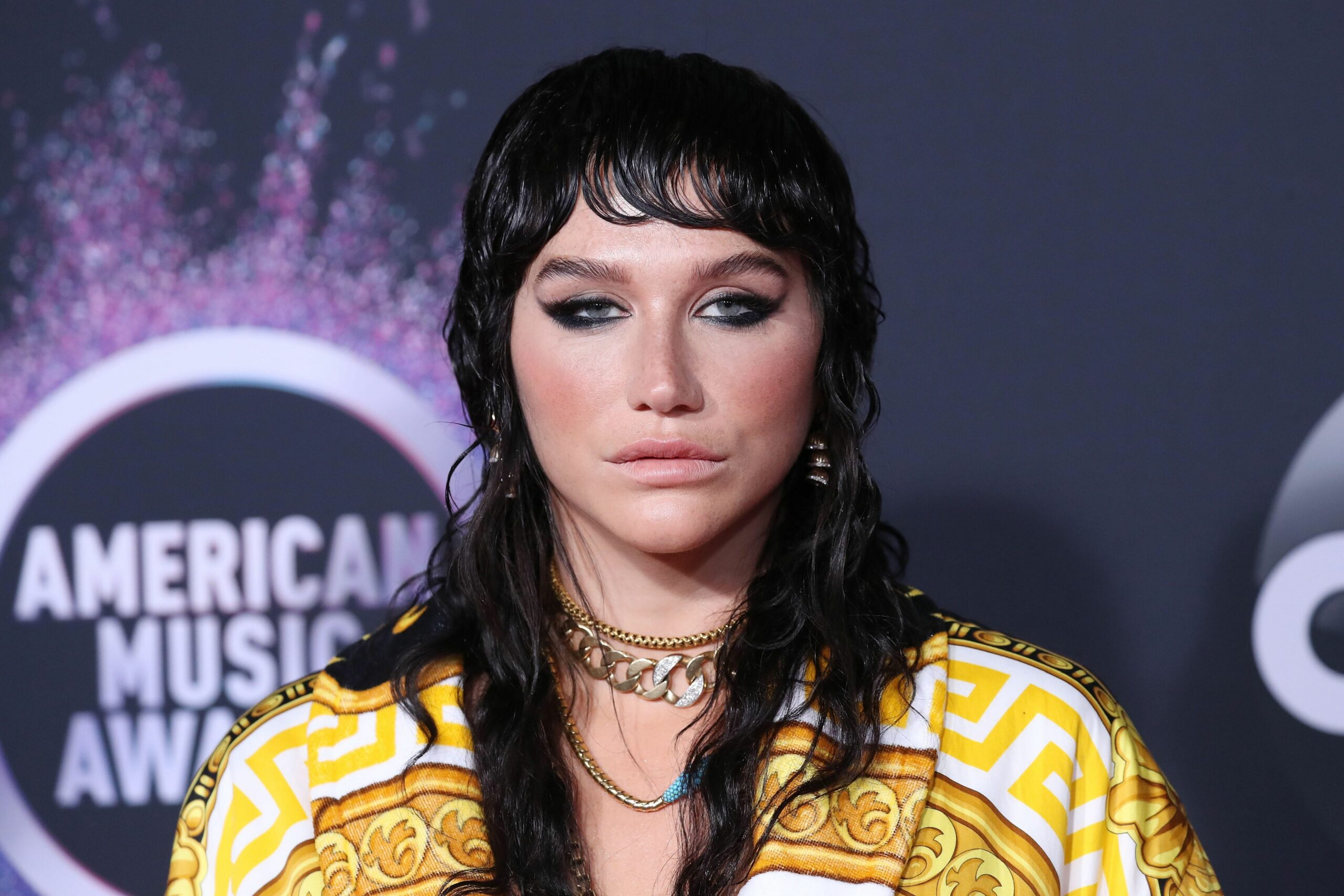 Cântăreață celebră, dată afară din benzinărie pentru că era îmbrăcată prea sexy. Ce purta, de fapt. VIDEO