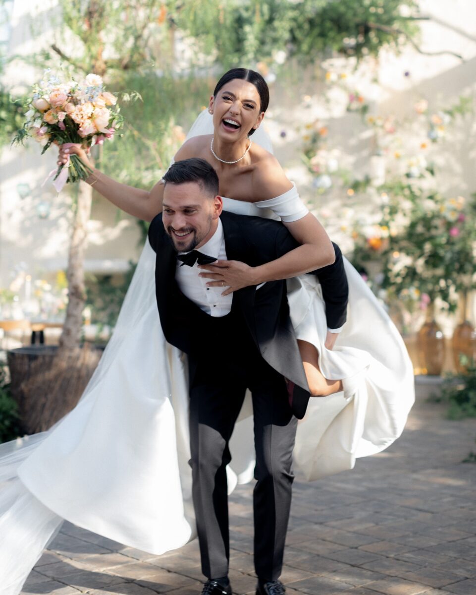 Imagine Stire Asta-i ultima! Ce vrea să facă Oana Moșneagu cu rochia de mireasă și buchetul de la nunta ei | 2review.ro