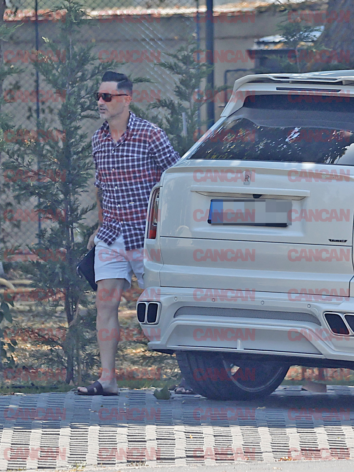 Mirel Rădoi a fost surprins la volanul superbei sale mașini, un Rolls-Royce Cullinan Mansory în valoare de 700.000 de euro Foto: CANCAN.RO