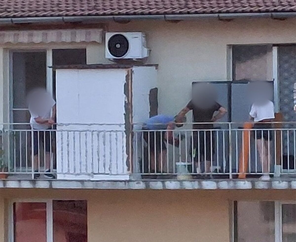 Nu e iluzie optică! Ce și-a construit în balconul apartamentului acest bărbat din Cluj-Napoca