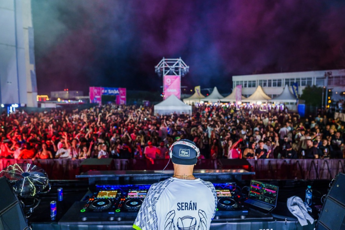 Imagine Stire Peste 45.000 de oameni prezenţi la Saga, în prima zi de festival. Câţi sunt aşteptaţi sâmbătă | 2review.ro