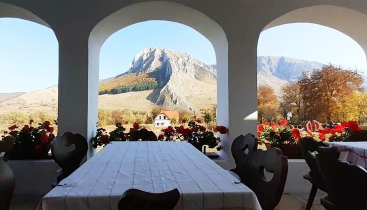 Locul de basm supranumit „Elveția României”. Se află la 406 km de București și puțini turiști au auzit de el