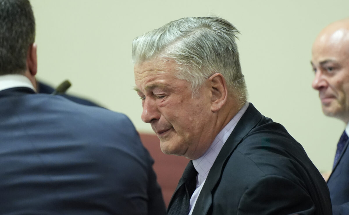 Alec Baldwin, în lacrimi în sala de judecată! Actorul a scăpat de acuzații după ce a împușcat-o mortal pe Halyna Hutchins, pe platourile de filmare