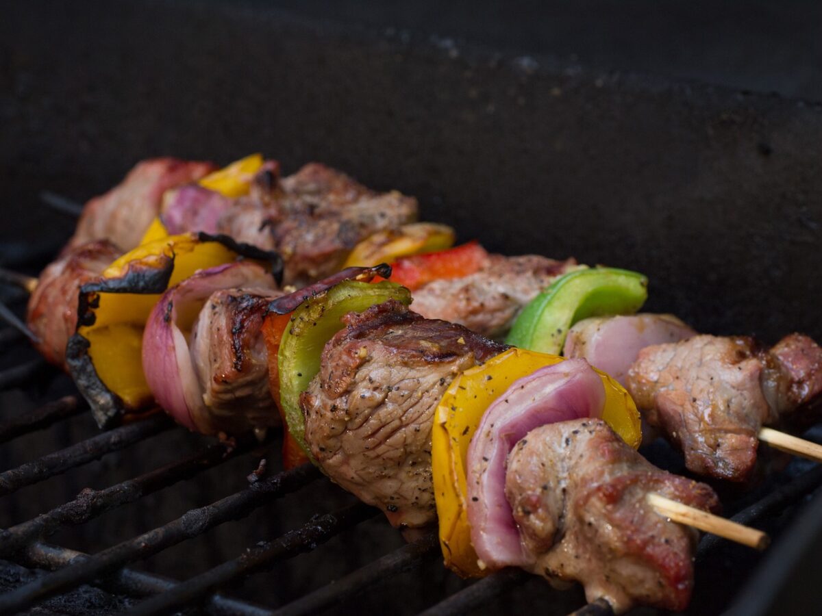 Destinaţia turistică TOP, frecventată de români, unde s-au descoperit frigărui din carne de câine! Nu este o glumă