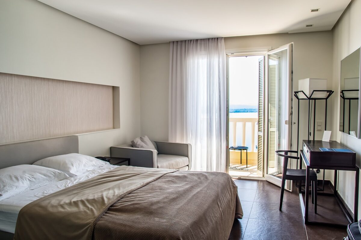 Români înșelați cu oferte all-inclusive. Au plătit 12.000 de lei pentru o cazare fictivă la mare!