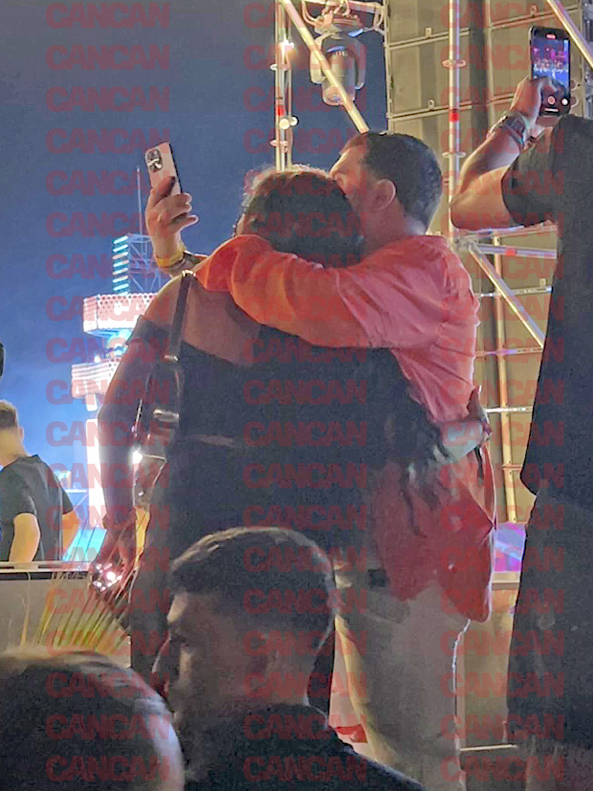 Manelistul verifică fotografiile făcute de iubita lui Foto CANCAN.RO