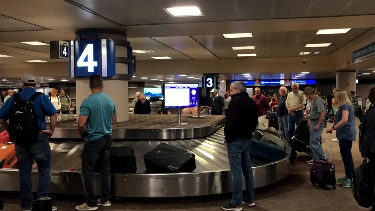 Eroare colosală pe un aeroport din România! 300 de bagaje au fost încărcate în aeronave greșite