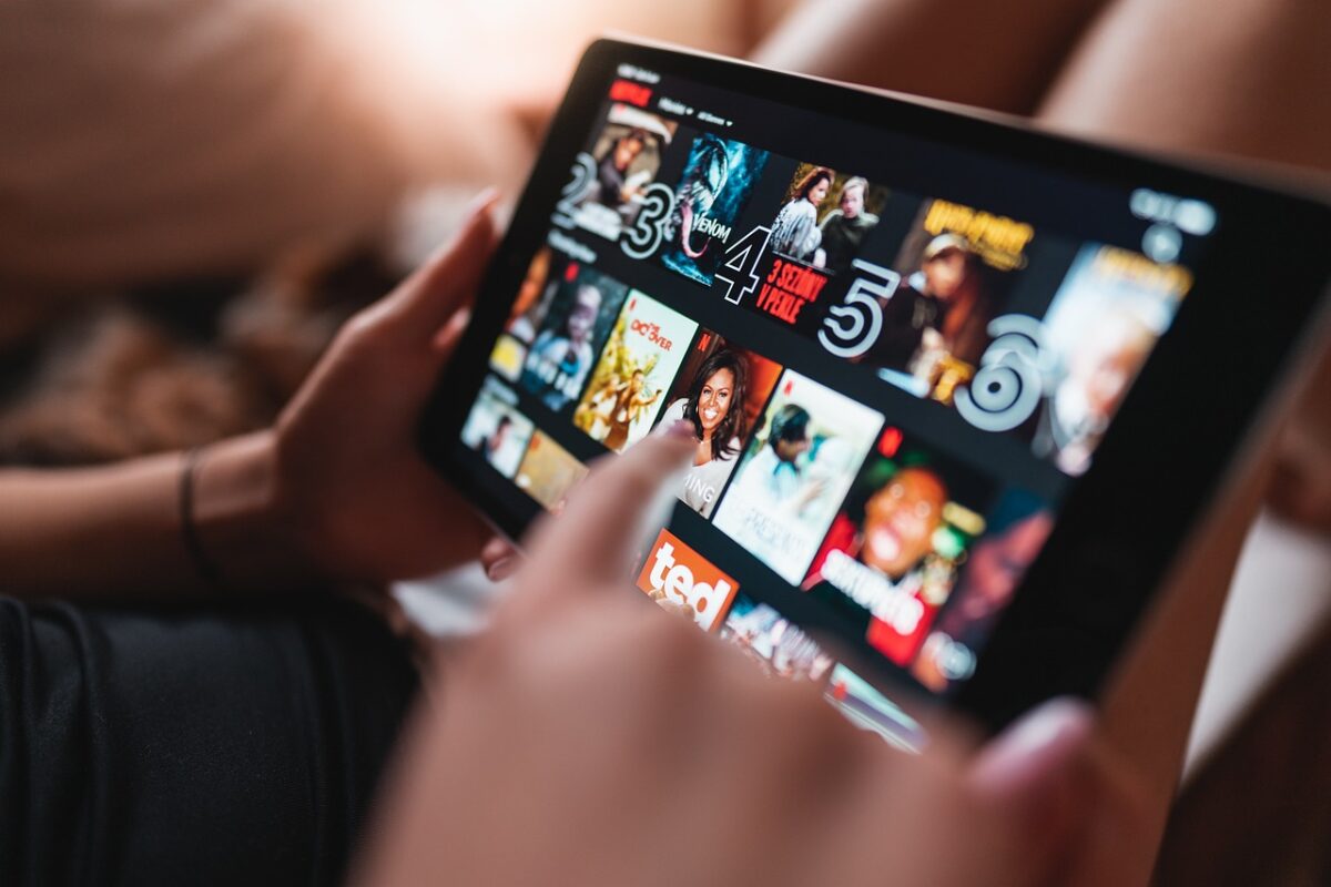 Filmul de pe Netflix la care te vei prăpădi de râs. Comedia este pe primul loc, la doar o zi de la lansare