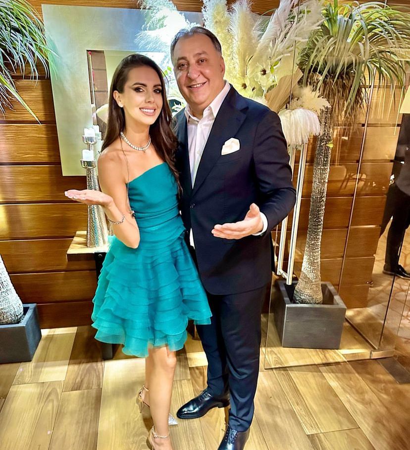 Vali Vijelie și Georgiana Lobonț, înainte de cântare. (sursă foto: instagram.com)