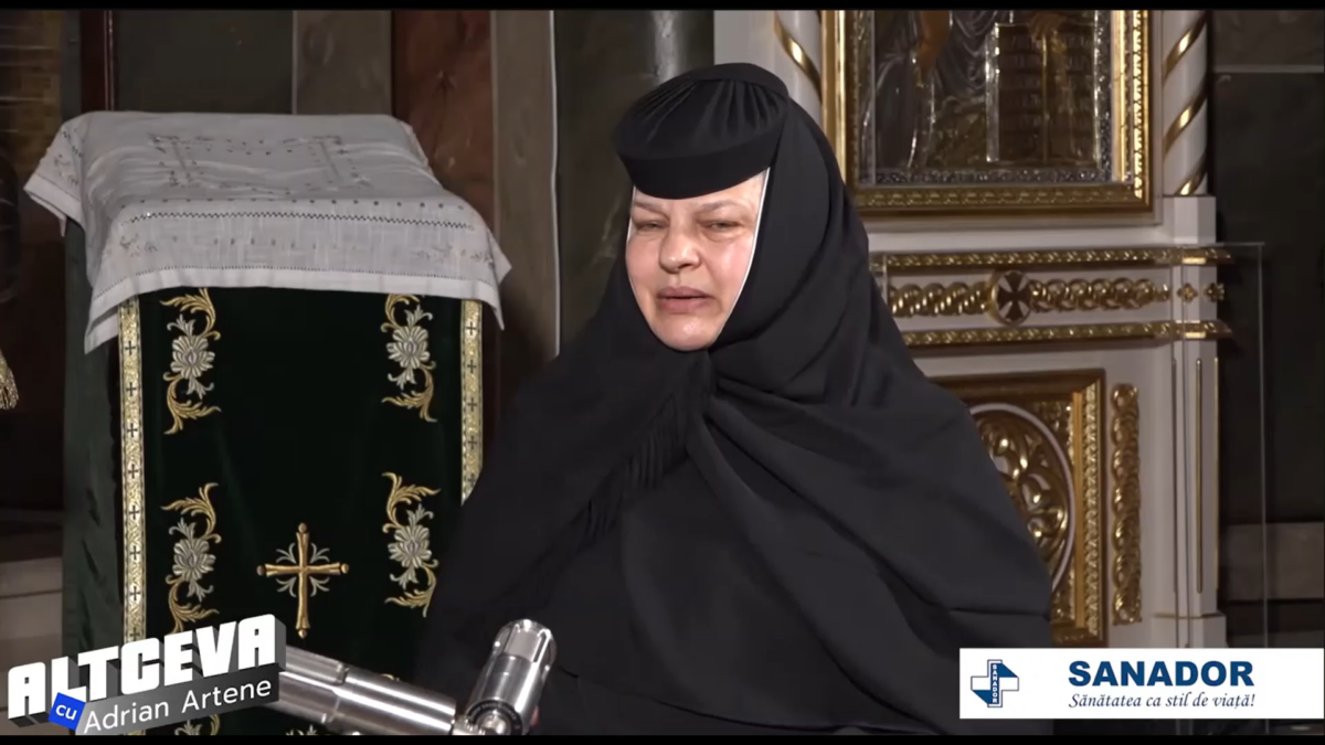 Imagine Stire Maica Cipriana, despre minunile săvârșite de Maica Domnului, în podcastul ALTCEVA cu Adrian Artene: „A intrat în comă și medicii nu-i dădeau nicio șansă de supraviețuire” | 2review.ro