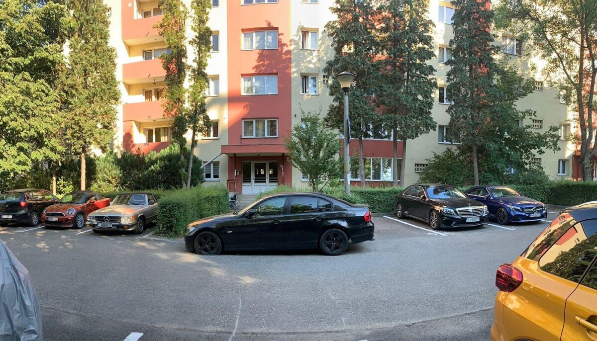 Amendă de 495 lei pentru românii care își parchează mașinile în fața blocului. Greșeala pe care mulți șoferi o fac