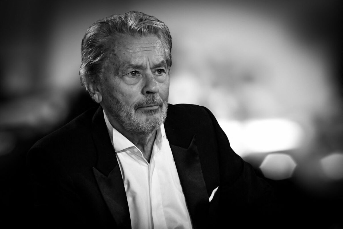 Când și unde va fi înmormântat Alain Delon. Ultima dorință a legendarului actor nu va fi îndeplinită!