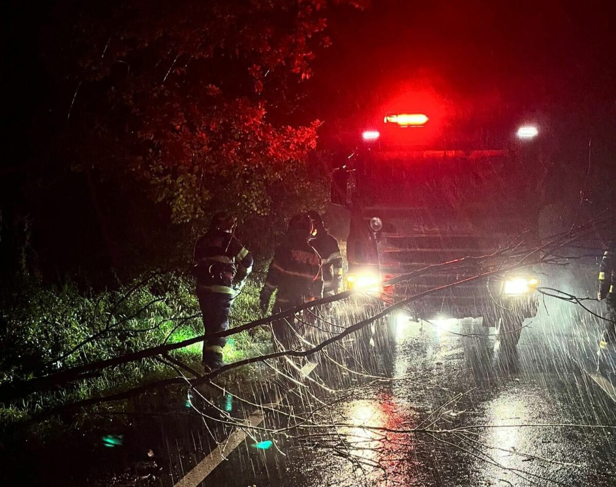 Ce ravagii a făcut ciclonul Ashley în România, duminică noapte. Județele cu risc crescut de inundații