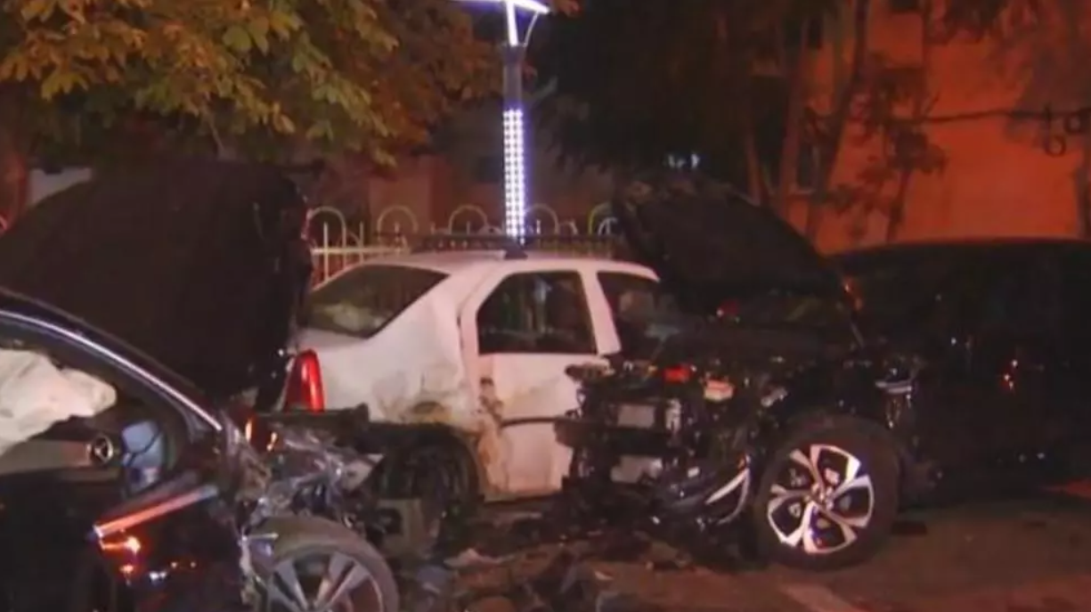 Cursă ca-n filme pe străzile din Capitală! O tânără de 17 ani a distrus 5 mașini parcate în timp ce era urmărită de polițiști