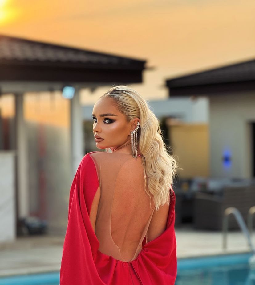 Maria Constantin, singură în mașină de Revelion. (sursă - instagram.com)