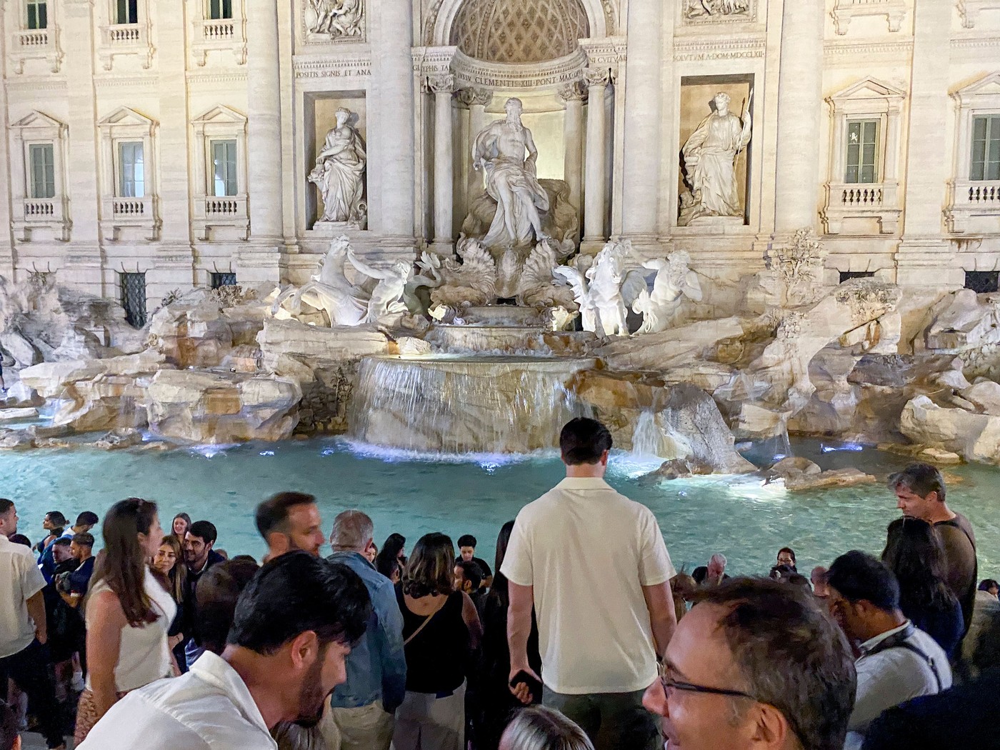 Ce-a putut să pățească un turist de 30 de ani care a plonjat în Fontana di Trevi. Poliția a intrat imediat pe fir!
