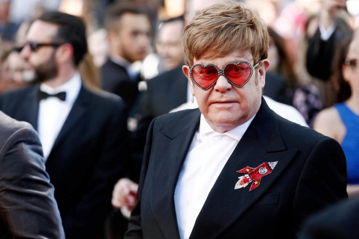 Vești proaste pentru Elton John. Legenda muzicii britanice a rămas parțial fără vedere!