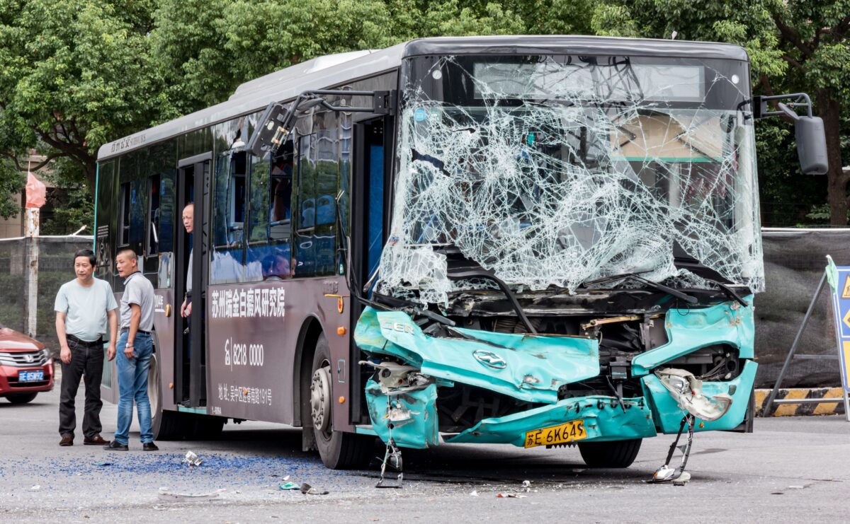 Tragedie de neînchipuit: Zeci de părinți și elevi spulberați de un autobuz, în fața școlii. Durere fără margini