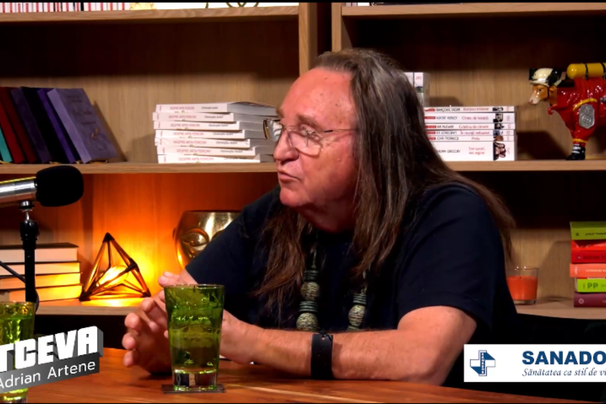 Imagine Stire Cum organiza Mike Godoroja concerte pe blat, în comunism: „Era o competiție pe pile.” Dezvăluiri din podcast ALTCEVA | 2review.ro