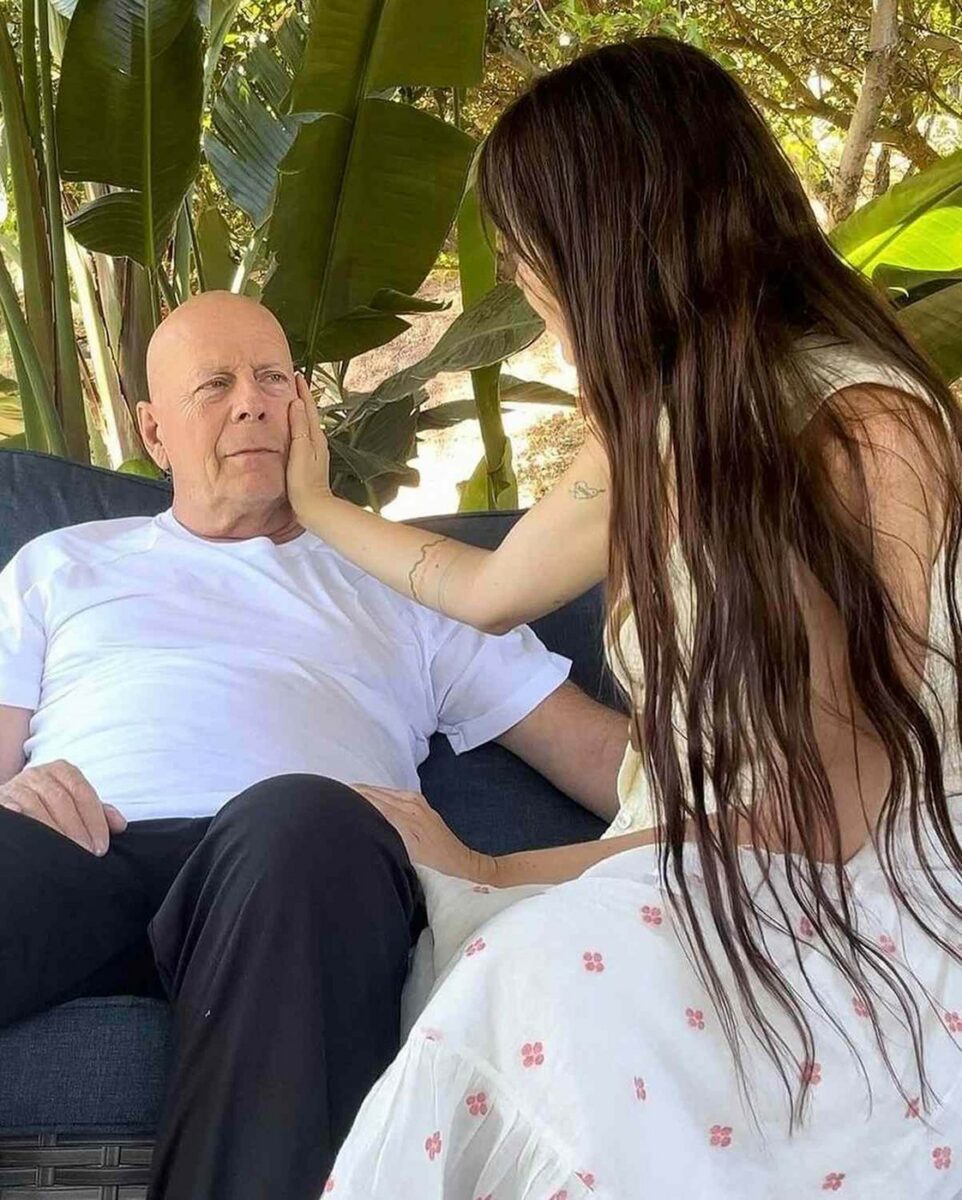 Imagine Stire Bruce Willis este în stare tot mai gravă! Actorul nu își recunoaște fiicele | 2review.ro