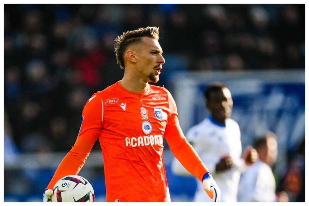 Imagine Stire Fotbalist român, părăsit de iubita lui superbă! Pur și simplu a șters orice urmă a relației | 2review.ro