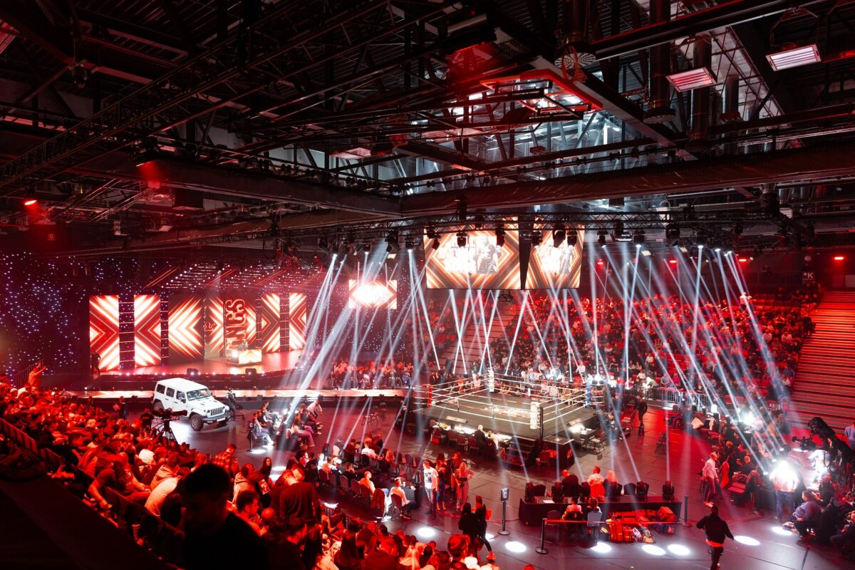 Imagine Stire (P) Arena DVTK vuiește în timp ce turneul HELL Boxing Kings debutează cu knockouturi, victorii și tribune pline | 2review.ro