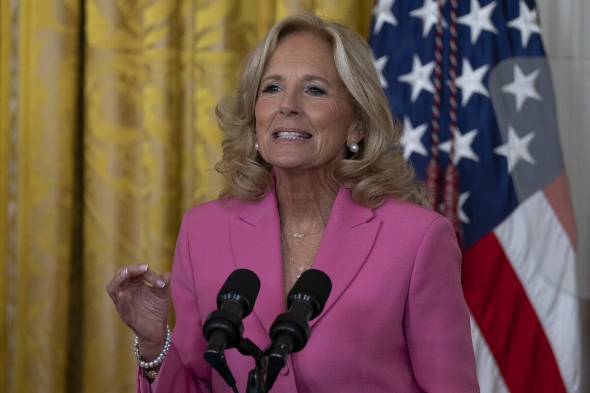Imagine Stire Ce gafă! Cum s-a îmbrăcat Prima Doamna la secția de vot? Alegătorii s-au uitat lung la Jill Biden | 2review.ro