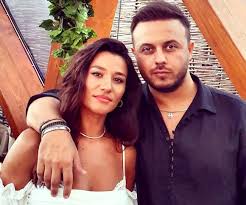 Ce le transmite artista socrilor ei