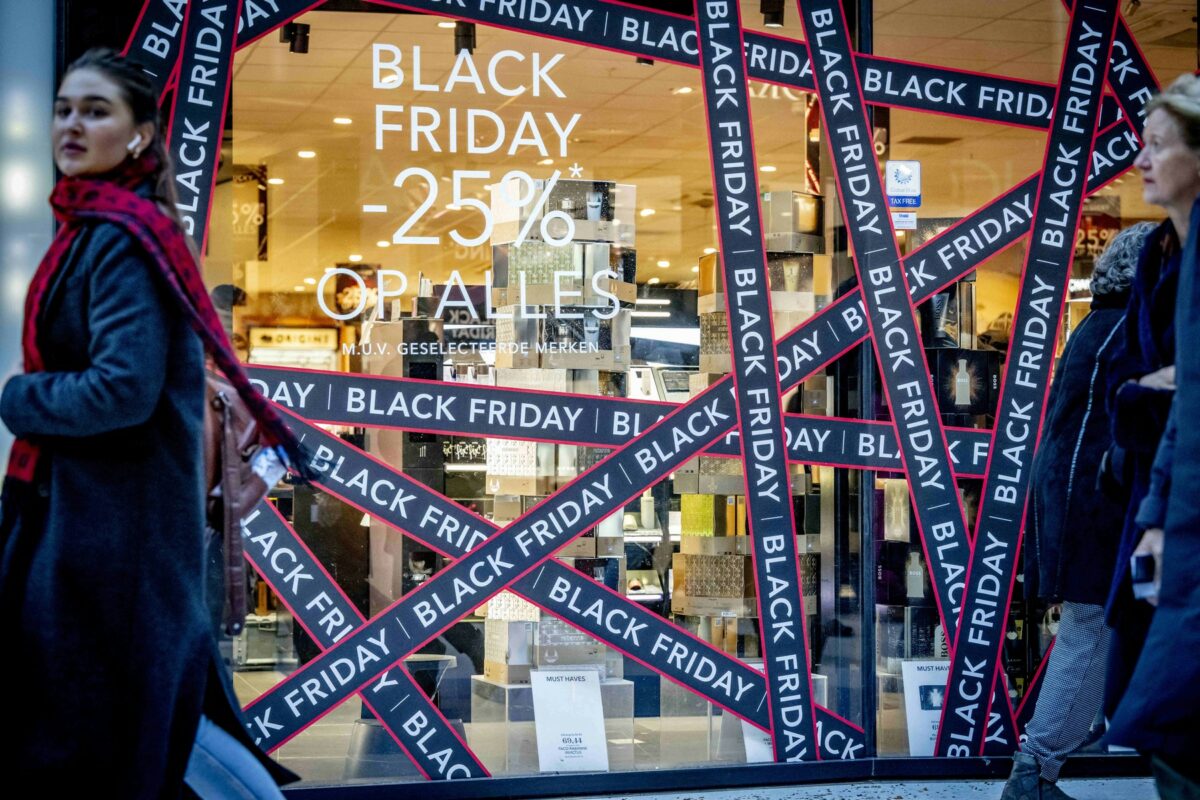 Imagine Stire Haos de Black Friday! Americanii au luat cu asalt magazinele, direct de la masa de Ziua Recunoștinței | 2review.ro