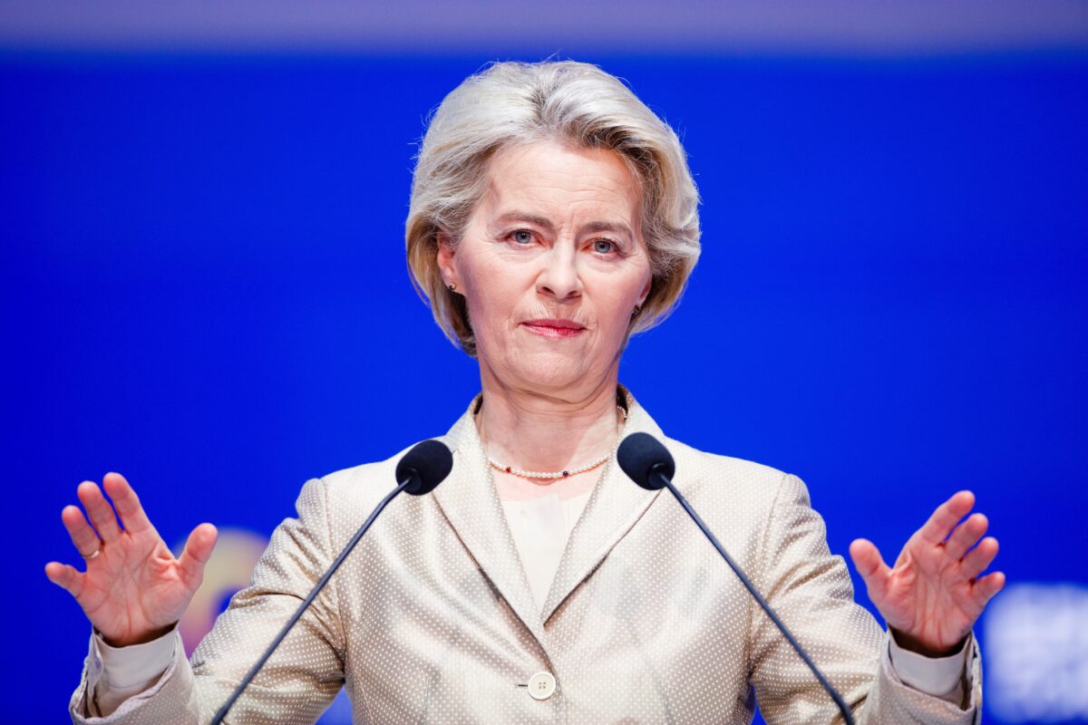 Imagine Stire Ursula von der Leyen, gest surprinzător! A acordat primul ajutor unui pasager care s-a simțit rău în timpul zborului | 2review.ro