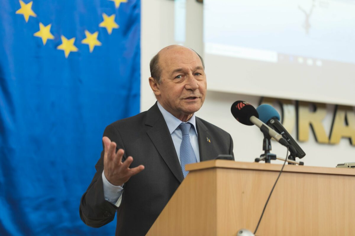 Traian Băsescu a răbufnit după ce a pus ştampila pe buletinul de vot! Ce s-a întâmplat la ieşirea din secţie