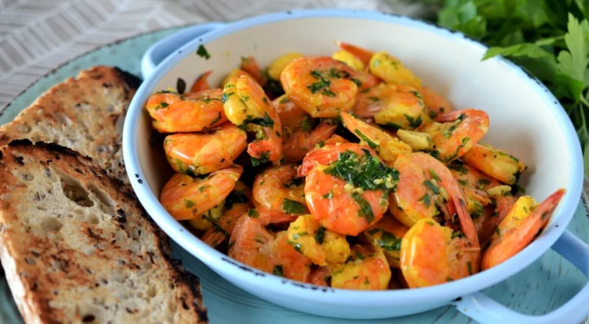 Imagine Stire Masa de Revelion 2025. Rețeta simplă și rapidă de creveți flambați cu coniac, usturoi și pătrunjel pentru musafirii care iubesc fructele de mare | 2review.ro