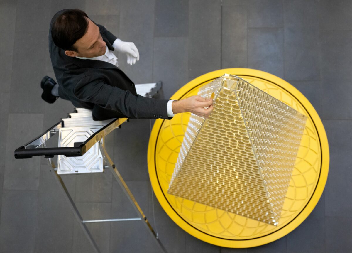 Imagine Stire Cum arată și unde se află cel mai scump brad din Europa. O echipă de paznici îl monitorizează zi și noapte! | 2review.ro