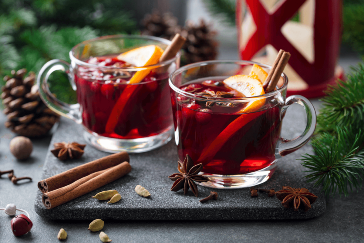 Imagine Stire Cea mai bună băutură de Crăciun! Rețeta ieftină de vin fiert cu mere, scorțișoară și portocale | 2review.ro