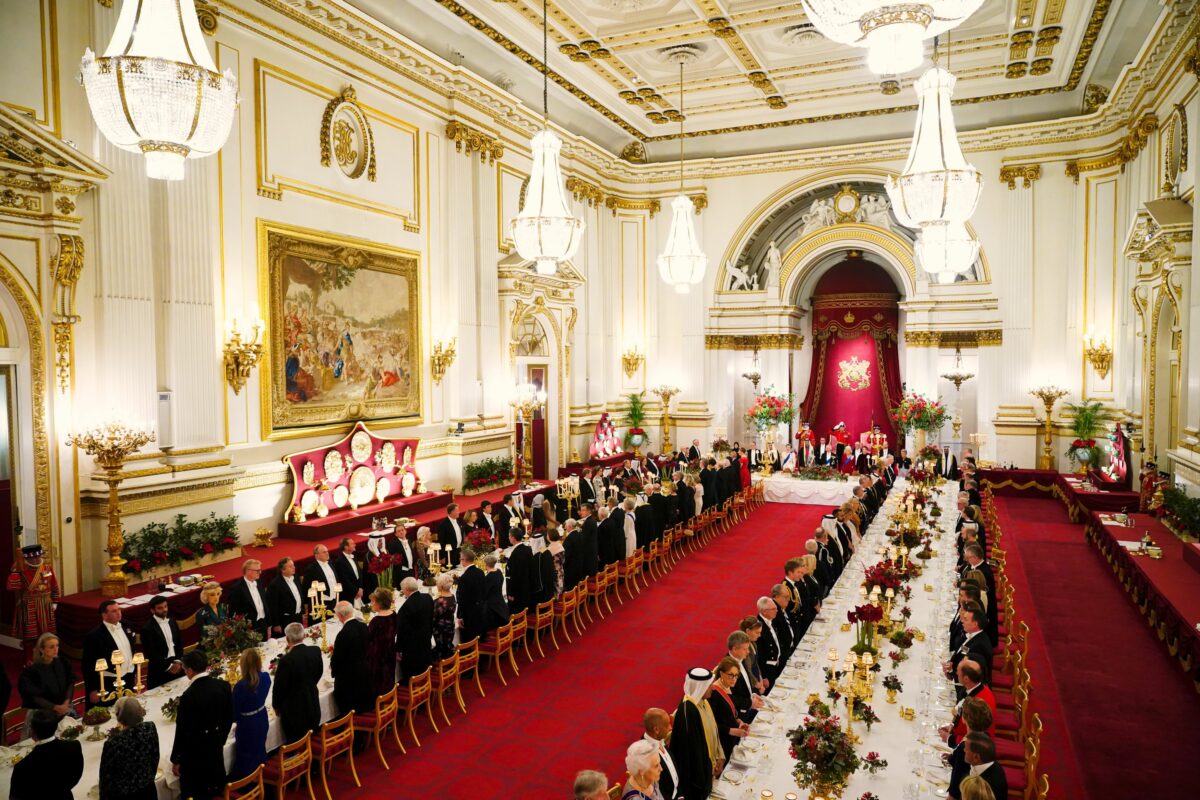 Angajații Palatului Buckingham, scandal monstru la o petrecere cu tematică de Crăciun. Poliția a intervenit de urgență!