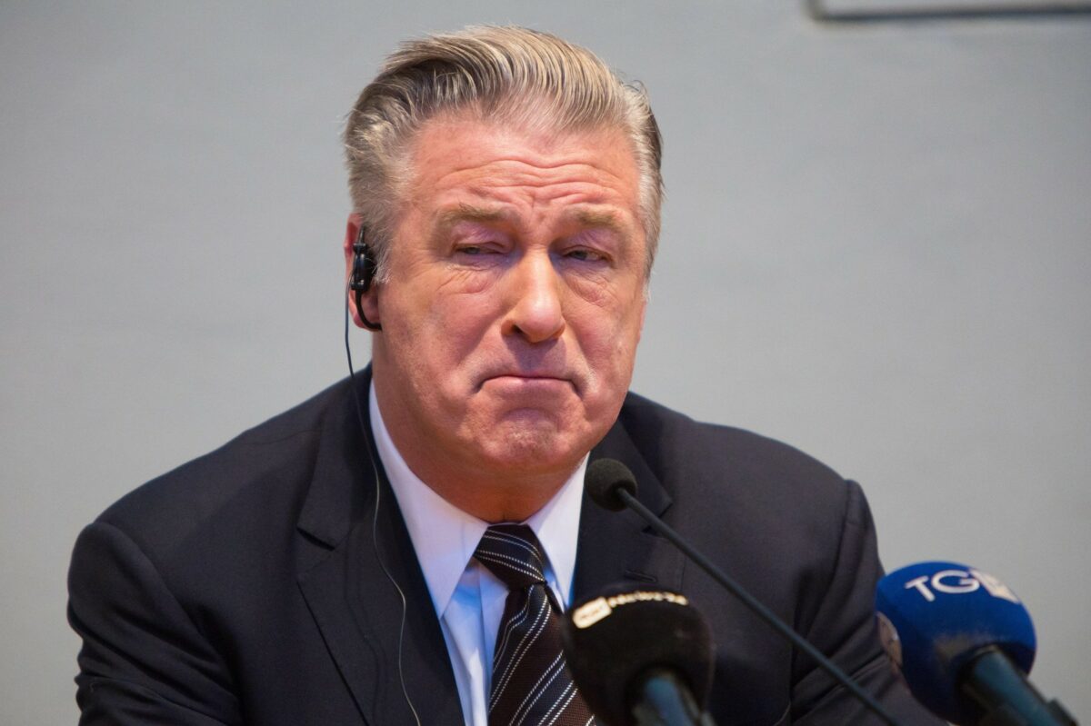 Actorul Alec Baldwin este în pragul colapsului după ce și-a împușcat o colegă! Tragedia i-a zguduit din temelii și căsnicia