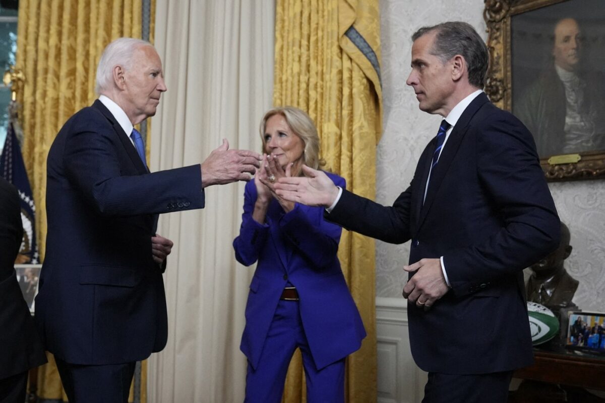 Imagine Stire Joe Biden l-a scăpat pe Hunter, fiul său, de închisoare, înainte ca Donald Trump să vina la putere | 2review.ro