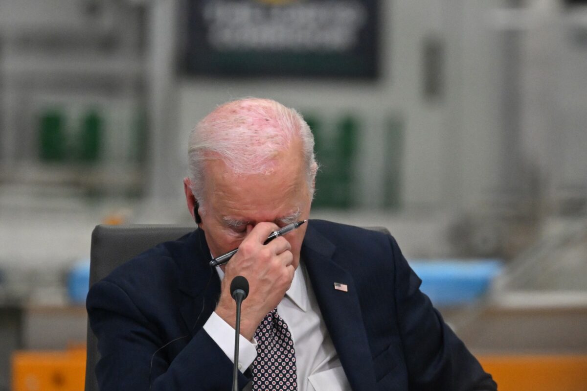 Imagini virale! Joe Biden a adormit în timpul unei vizite în Africa